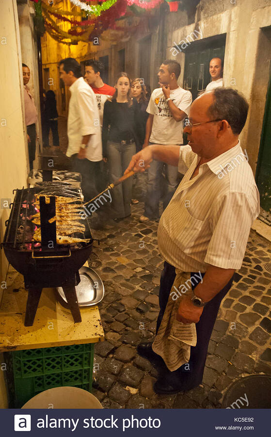grilled-sardines-at-the-santo-antnio-festivities-in-alfama-quarter-KC5E92