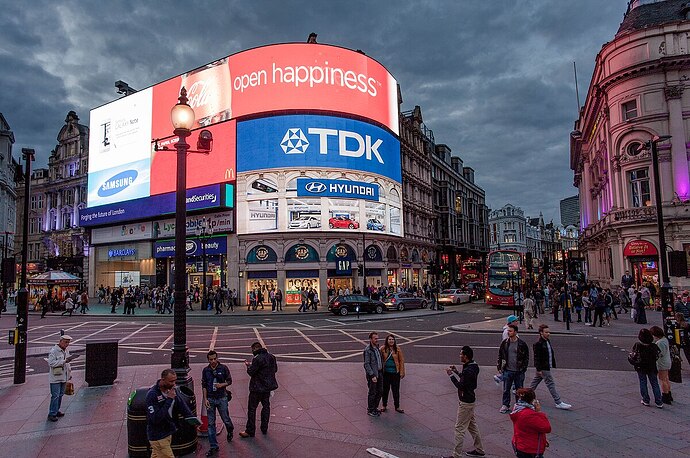1200px-Open_Happiness_Piccadilly_Circus_Blue-Pink_Hour_120917-1126-jikatu