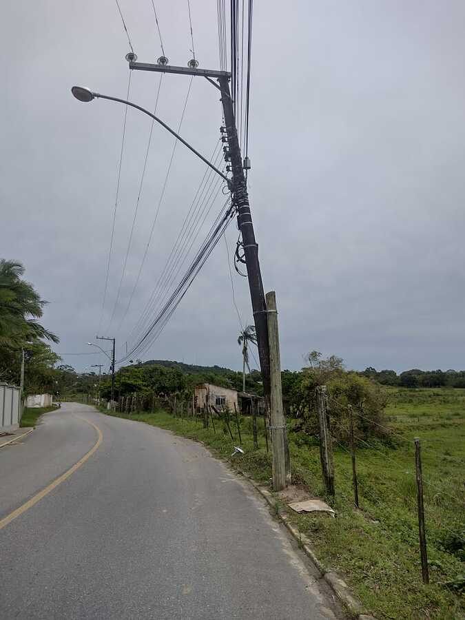 poste-em-iminencia-de-queda-reproducao-penha-online